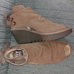 Fly London Yuzu light brown shoes.